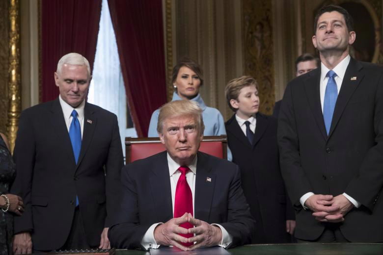 Tân Tổng thống Mỹ Donald Trump ký sắc lệnh tại Phòng Bầu dục ngày 20/1 - Ảnh: Reuters.<br>