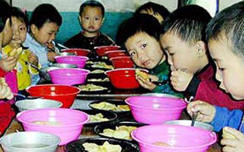 <span id="div" class="fl w100 mt10 span-detailimages relative">Trẻ em Triều Tiên trong một bữa ăn tập thể - Ảnh: BBC/ AFP.</span>