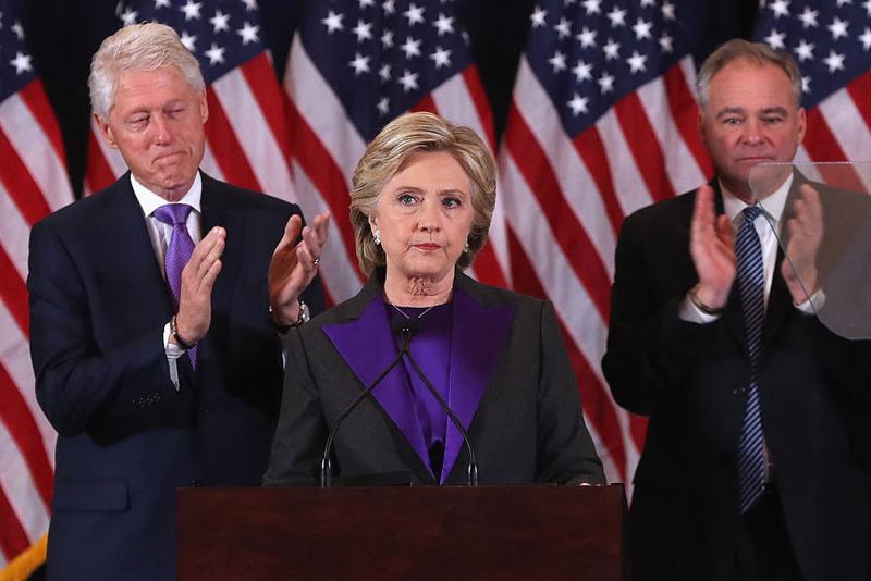 Ông bà Clinton và ứng cử viên Phó tổng thống Tim Kaine trong buổi lễ phát biểu thừa nhận thất bại của bà Clinton ngày 9/11 - Ảnh: US News.<br>