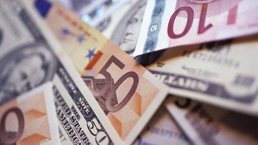 Theo nhiều nhà dự báo, tỷ giá Euro giảm về ngang bằng với đồng USD giờ chỉ còn là vấn đề thời gian - Ảnh: Getty/CNBC.<br>