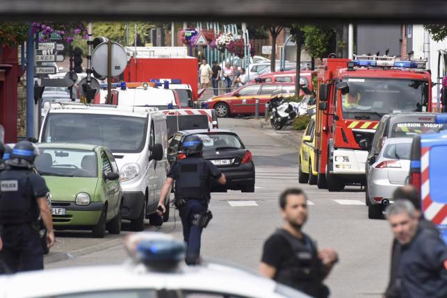 Cảnh sát bao vây hiện trường vụ tấn công nhà thờ ở Pháp ngày 26/7 - Ảnh: Reuters.<br>