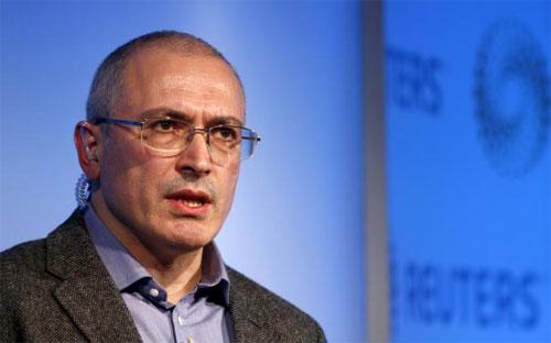 Cựu tỷ phú Nga Mikhail Khodorkovsky phát biểu tại một sự kiện ở London, Anh hôm 26/11 - Ảnh: Reuters.<br>
