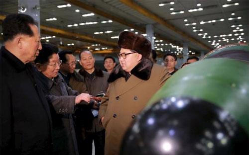 Nhà lãnh đạo Triều Tiên Kim Jong Un thị sát một cơ sở nghiên cứu hạt nhân của nước này. Ảnh do KCNA công bố ngày 9/3 - Nguồn: Reuters.<br>
