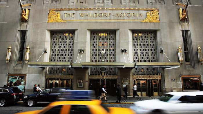 Khách sạn Waldorf Astoria ở New York, Mỹ đã bị công ty Anbang của Trung Quốc thâu tóm - Ảnh: Getty/FT.<br>