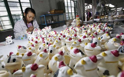 Công nhân làm việc trong một nhà máy sản xuất đồ chơi ở Trung Quốc - Ảnh: AsiaNews.<br>