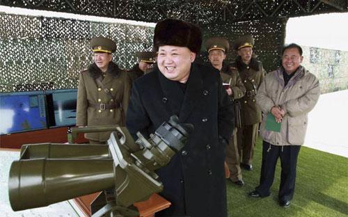Nhà lãnh đạo Triều Tiên Kim Jong Un chỉ đạo một cuộc tập trận bắn pháo và đổ bộ trong bức ảnh công bố ngày 21/2/2015 - Nguồn: Reuters/KCNA.