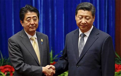 Thủ tướng Nhật Bản Shinzo Abe (trái) và Chủ tịch Trung Quốc Tập Cận Bình trong cuộc gặp ở Bắc Kinh năm 2014 - Ảnh: Reuters.<br>