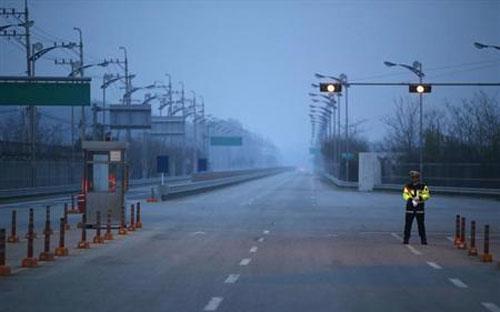 Đường vào khu công nghiệp Kaesong - Ảnh: Reuters.<br>