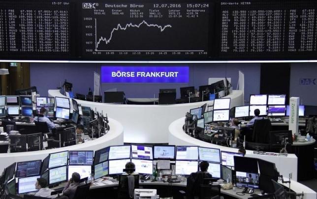 Các nhà giao dịch chứng khoán đang làm việc trên sàn giao dịch Frankfurt, Đức ngày 12/7 - Ảnh: Reuters.<br>