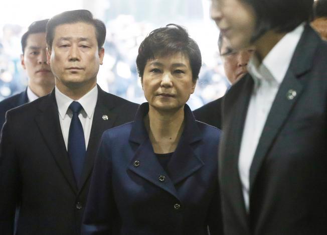 Cựu Tổng thống Hàn Quốc Park Geun-hye tới văn phòng công tố ở Seoul ngày 30/3 - Ảnh: Reuters.<br>
