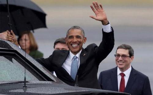 Tổng thống Mỹ Barack Obama đặt chân xuống sân bay quốc tế Jose Marti ở Havana ngày 20/3 - Ảnh: Reuters.<br>