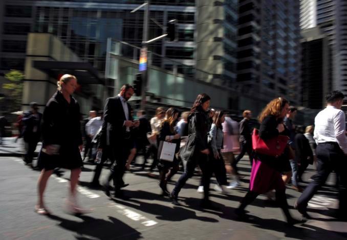 Người đi bộ trên đường phố quận tài chính ở trung tâm thành phố Sydney, Australia ngày 7/9 - Ảnh: Reuters.<br>