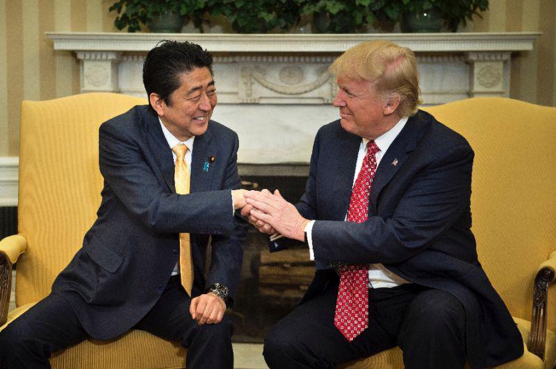 Thủ tướng Nhật Bản Shinzo Abe (trái) và Tổng thống Mỹ Donald Trump trong cuộc gặp ở Nhà Trắng ngày 10/2 - Ảnh: Reuters.
