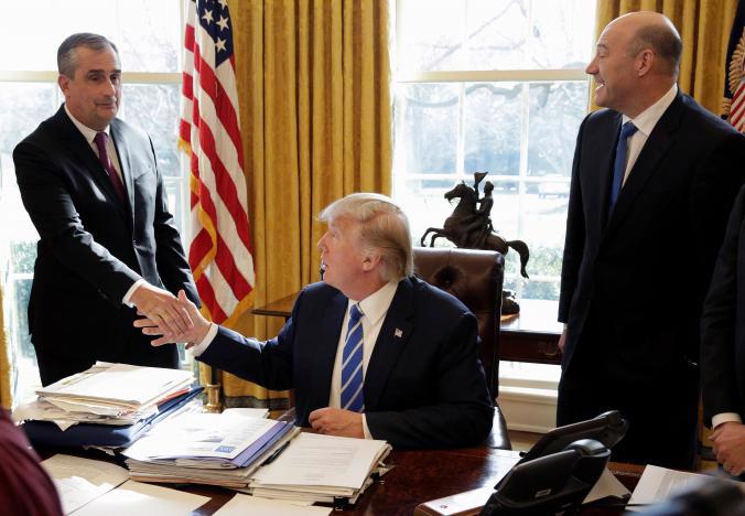 Tổng thống Mỹ Donald Trump (giữa) bắt tay CEO Intel Brian Krzanich tại Phòng Bầu dục của Nhà Trắng ngày 8/2 - Ảnh: Reuters.<br>