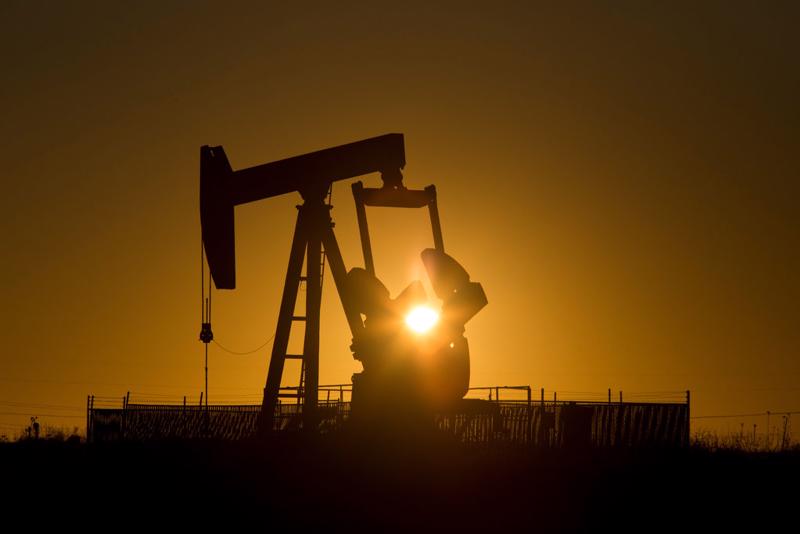 OPEC đã nhất trí hạ tổng sản lượng dầu của khối 1,2 triệu thùng/ngày từ tháng 1/2017 - Ảnh: NYT.<br>