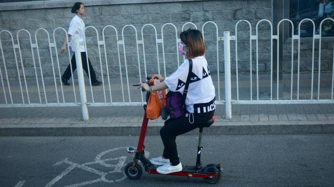 Bất chấp việc xe đạp điện không đảm bảo các tiêu chuẩn về an toàn, loại xe này đang ngày càng trở nên phổ biến ở Trung Quốc - Ảnh: Getty/BBC.<br>