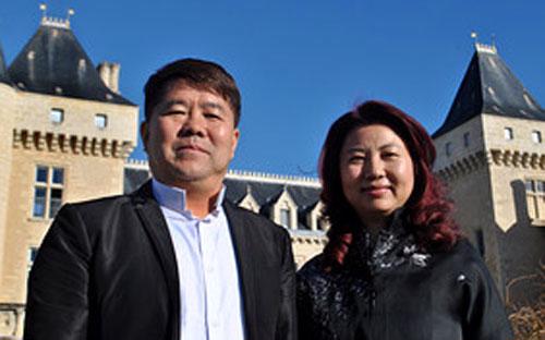 Ông Lam Kok và vợ ở Pháp hôm 20/12 - Ảnh: AP.<br>
