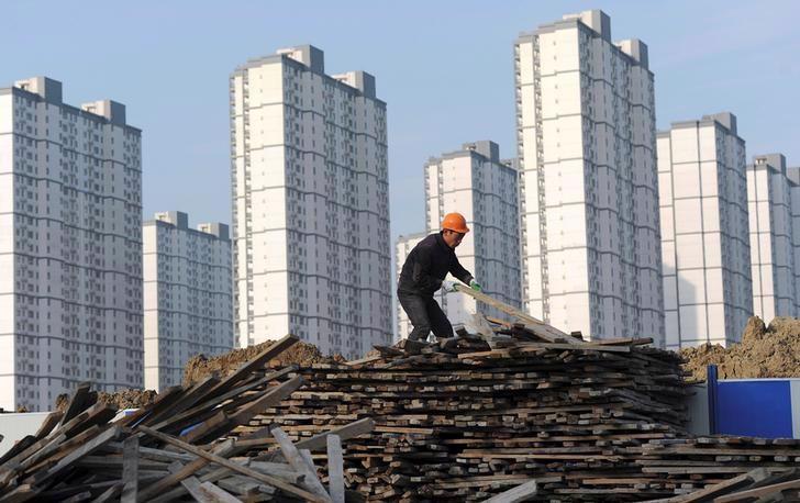 Giá nhà mới trung bình ở Trung Quốc đã tăng 12,4% trong năm 2016, dù tốc độ tăng đã chậm lại trong mấy tháng gần đây - Ảnh: Reuters.<br>