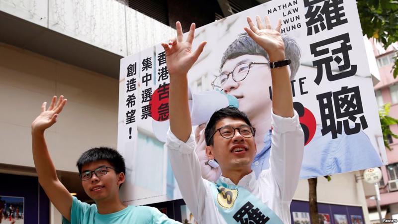 Hai nhà hoạt động dân chủ trẻ tuổi nổi tiếng của Hồng Kông Nathan Law (phải) và Joshua Wong (phải) - Ảnh: Reuters.<br>