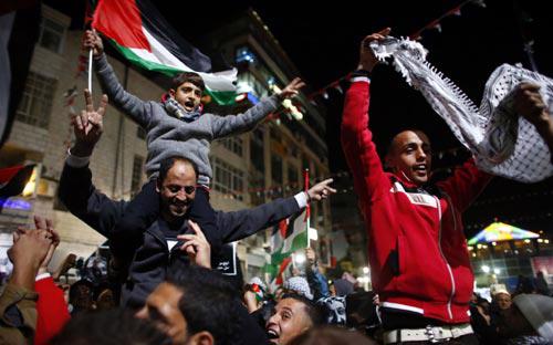 Người dân tại thành phố Ramallah ăn mừng chiến thắng - Ảnh: Reuters.<br>