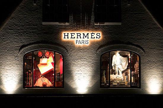 Bên ngoài một cửa hiệu của Hermes ở Paris, Pháp.