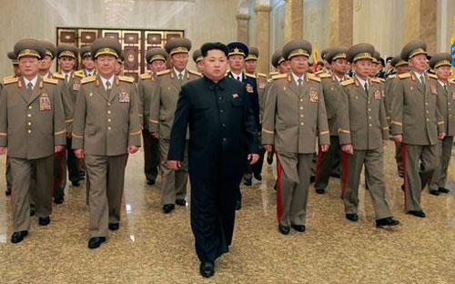 Nhà lãnh đạo Triều Tiên Kim Jong Un (giữa) và các quan chức quân sự nước này.<br>