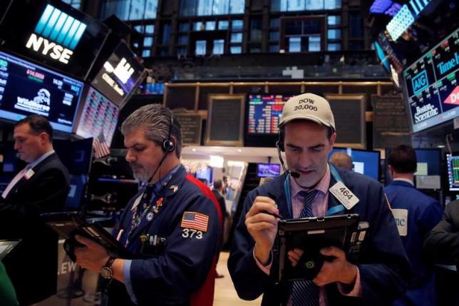 Các nhà giao dịch làm việc tại sàn giao dịch chứng khoán NYSE ở New York hôm 21/12/2016 - Ảnh: Reuters.<br>