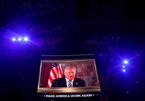 Phát biểu lần đầu tiên tại đại hội Đảng Cộng hòa sau khi được chính thức
 đề cử, Trump xuất hiện trên màn hình video truyền trực tiếp từ New York - Ảnh: Reuters.<br>