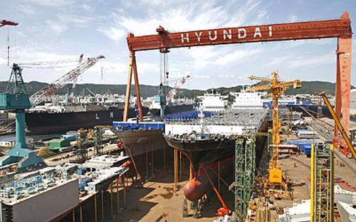 Một nhà máy đóng tàu Hyundai ở Ulsan, Hàn Quốc.<br>