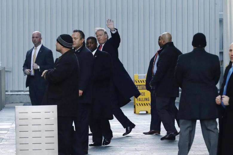 Tổng thống Mỹ đắc cử Donald Trump rời Trung tâm Thương mại Thế giới ở New York sau một cuộc họp hôm 6/1 - Ảnh: Reuters.