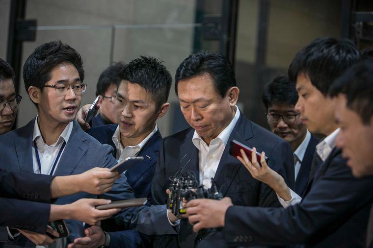 Chủ tịch Lotte Shin Dong-bin (giữa) trong vòng vây báo chí hồi tháng 9/2016 - Ảnh: Bloomberg.<br>