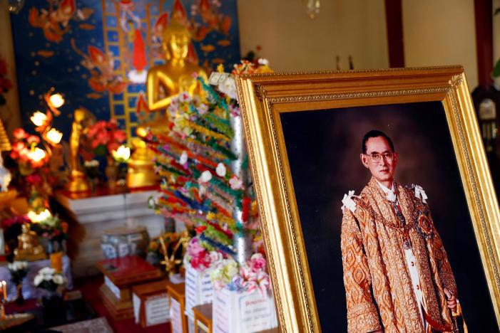 Một bức chân dung của nhà vua Bhumibol Adulyadej tại đền thờ Wat Thai ở Los Angeles, Mỹ ngày 13/10 - Ảnh: Reuters.<br>