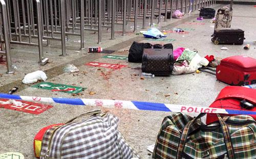 Hiện trường vụ tấn công khủng bố bằng dao tại một nhà ga ở Côn Minh, Vân Nam, Trung Quốc tháng 3/2014 - Ảnh: Economist.<br>