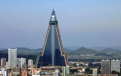 Với chiều cao 330,02 m, Ryugyong là khách sạn cao nhất thế giới - theo số liệu của hãng nghiên cứu Emporis GMBH. 