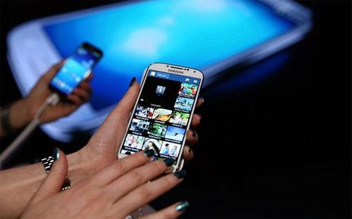 Galaxy S4 hiện là một trong những mẫu điện thoại thông minh phổ biến nhất thế giới - Ảnh: WSJ/Getty.<br>
