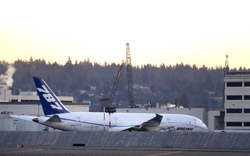 Một chiếc Boeing 787 Dreamliner đậu ở sân bay Seatle, Mỹ, hôm thứ Tư tuần này - Ảnh: AP.<br>