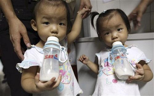 Các hãng sữa ngoại đang đối mặt với không ít thách thức ở Trung Quốc - Ảnh: Telegraph.<br>