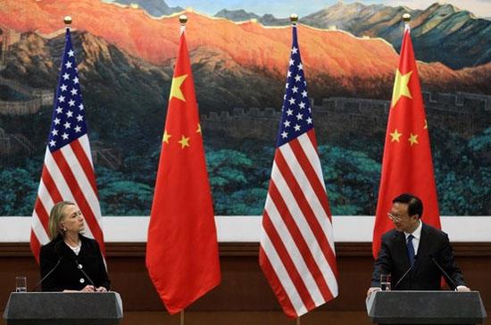 Ngoại trưởng Mỹ Hillary Clinton (trái) và Bộ trưởng Bộ Ngoại giao Trung Quốc Dương Khiết Trì trong buổi họp báo ngày 5/9 tại Bắc Kinh - Ảnh: Feng Li/Press Photo/Wall Street Journal.