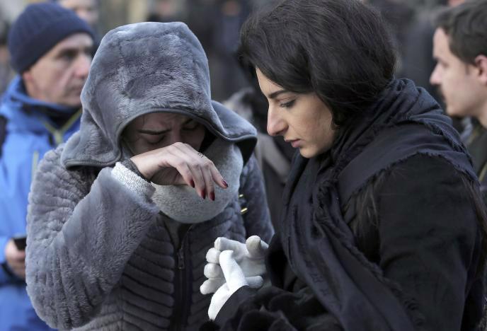 Hai phụ nữ sống sót trong vụ tấn công khủng bố ở hộp đêm Reina, Istanbul, Thổ Nhĩ Kỳ vào đêm giao thừa - Ảnh: Reuters.<br>