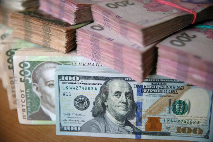 Đông Hryvnia của Ukraine đã mất giá chóng mặt so với đồng USD, còn 25 Hryvnia đổi 1 USD từ mức 3 Hryvnia đổi 1 USD hồi năm 2013 - Ảnh: Reuters.<br>