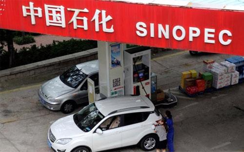 Một trạm bán xăng của Sinopec ở tỉnh Sơn Đông, Trung Quốc vào tháng 11/2014 - Ảnh: Reuters.<br>