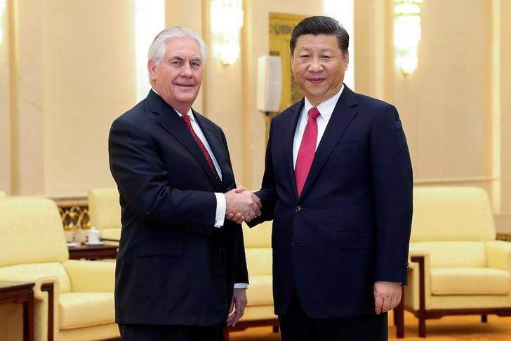 Ngoại trưởng Mỹ Rex Tillerson (trái) và Chủ tịch Trung Quốc Tập Cận Bình trong cuộc gặp tại Bắc Kinh ngày 19/3 - Ảnh: Reuters.<br>