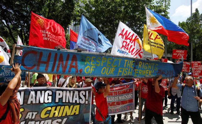 Người Philippines biểu tình phản đối Trung Quốc về vấn đề Biển Đông bên ngoài lãnh sự quán Trung Quốc ở Makati, Philippines ngày 12/7/2016 - Ảnh: Reuters.<br>