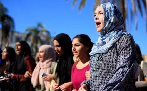Sinh viên theo đạo Hồi hát đồng thanh trong một chương trình tuần hành ngày 23/11 tại Đại học San Diego, bang California, Mỹ nhằm chống lại tình trạng bài người Hồi giáo - Ảnh: Reuters.<br>