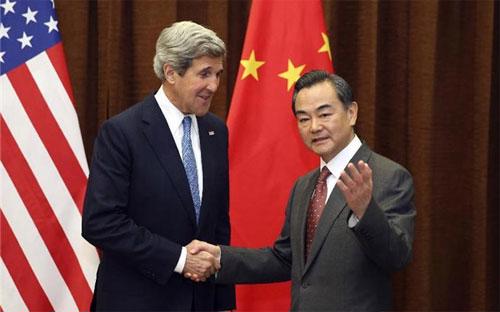 Ngoại trưởng Mỹ John Kerry (trái) bắt tay người đồng cấp Trung Quốc Dương Khiết Trì tại Bắc Kinh hôm 13/4 - Ảnh: Xinhua.<br>