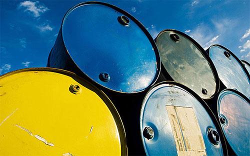 Về dầu thô, báo cáo cho rằng thị trường vẫn đang dư cung và giá cần phải
 ở mức thấp để nguồn cung giảm đáng kể và thị trường đạt được sự tái cân
 bằng.
