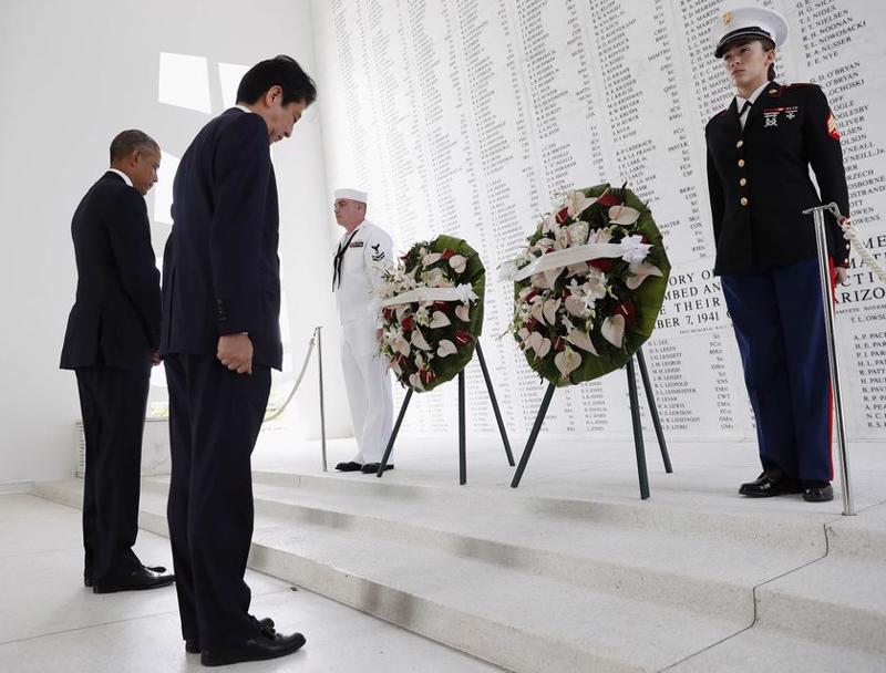 Thủ tướng Nhật Bản Shinzo Abe tại Trân Châu Cảng hôm 27/12 - Ảnh: AP/Bloomberg.<br>