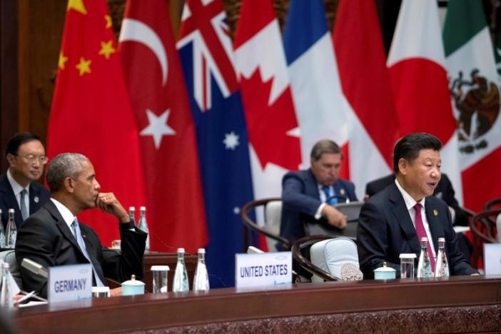 Tổng thống Mỹ Barack Obama (trái) lắng nghe khi Chủ tịch Trung Quốc Tập Cận Bình (phải) phát biểu tại hội nghị thượng đỉnh G-20 tại Hàng Châu, Trung Quốc ngày 4/9 - Ảnh: Reuters.<br>