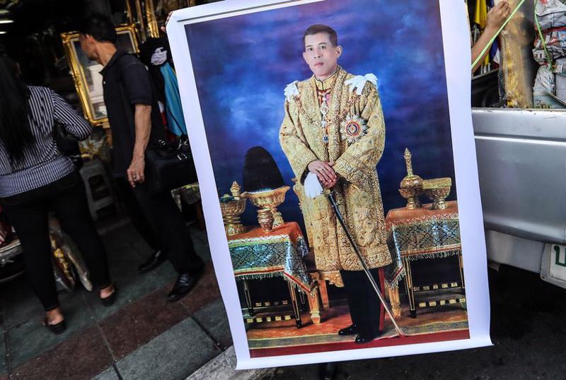 Ảnh của thái tử Maha Vajiralongkorn trong một cửa hiệu ở Bangkok, Thái Lan, hôm 29/11 - Ảnh: Getty/Bloomberg.<br>