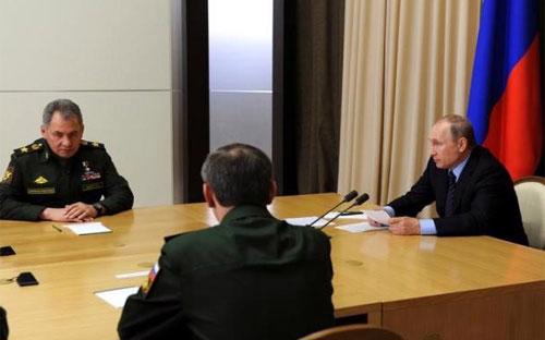 Tổng thống Nga Vladimir Putin họp với các quan chức quốc phòng cấp cao nước này ngày 10/5 - Ảnh: Sputnik/Reuters.<br>